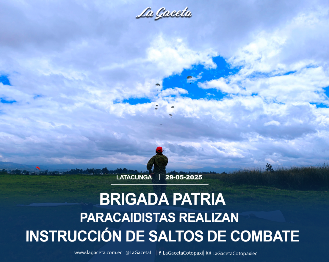 Paracaidistas realizan instrucción de saltos de combate