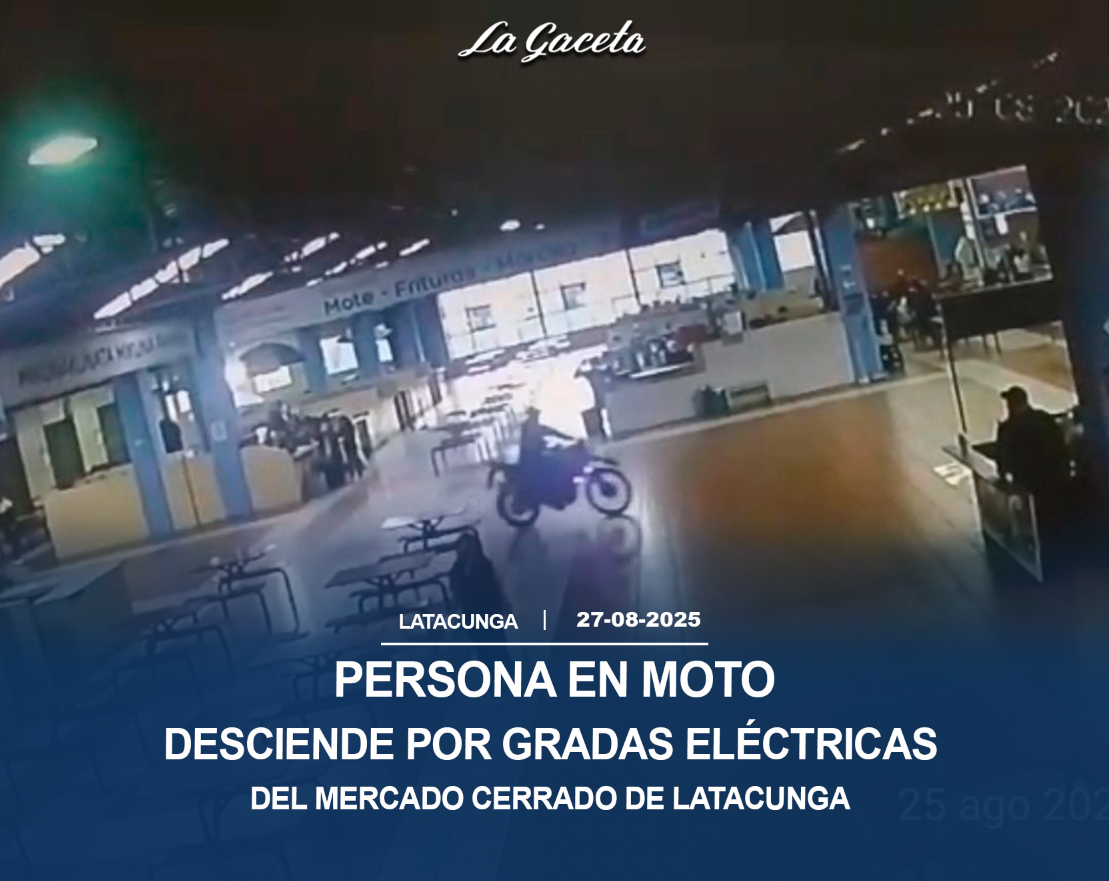 Persona en moto desciende por gradas eléctricas del Mercado Cerrado de Latacunga