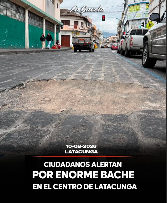 Ciudadanos alertan por enorme bache en el centro de Latacunga